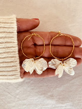 Učitaj sliku u preglednik galerije, Close-up of white shell flower petals showcasing soft texture and elegant refined look
