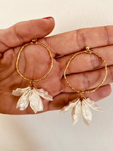 Učitaj sliku u preglednik galerije, White shell flower circle stud earrings highlighting clean minimalist natural jewelry design
