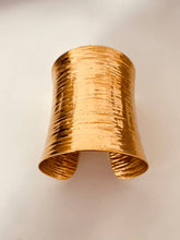 Učitaj sliku u preglednik galerije, Hammered gold bracelet for women.
