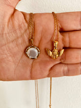 Učitaj sliku u preglednik galerije, Elegant gold necklace with round shell pendant and subtle zircon details
