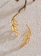 Učitaj sliku u preglednik galerije, Minimalist hollow leaf stud earrings durable stainless steel accessory
