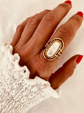 Load image into Gallery viewer, Geometric gold ring with natural shell detail
