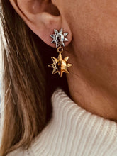 Učitaj sliku u preglednik galerije, Polished stainless steel sun stud earrings with radiant gold finish
